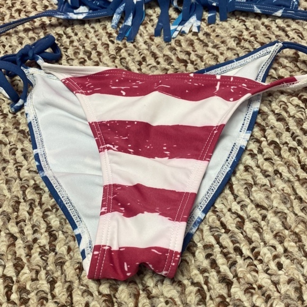 Bikini‎ - Picture 2 of 8